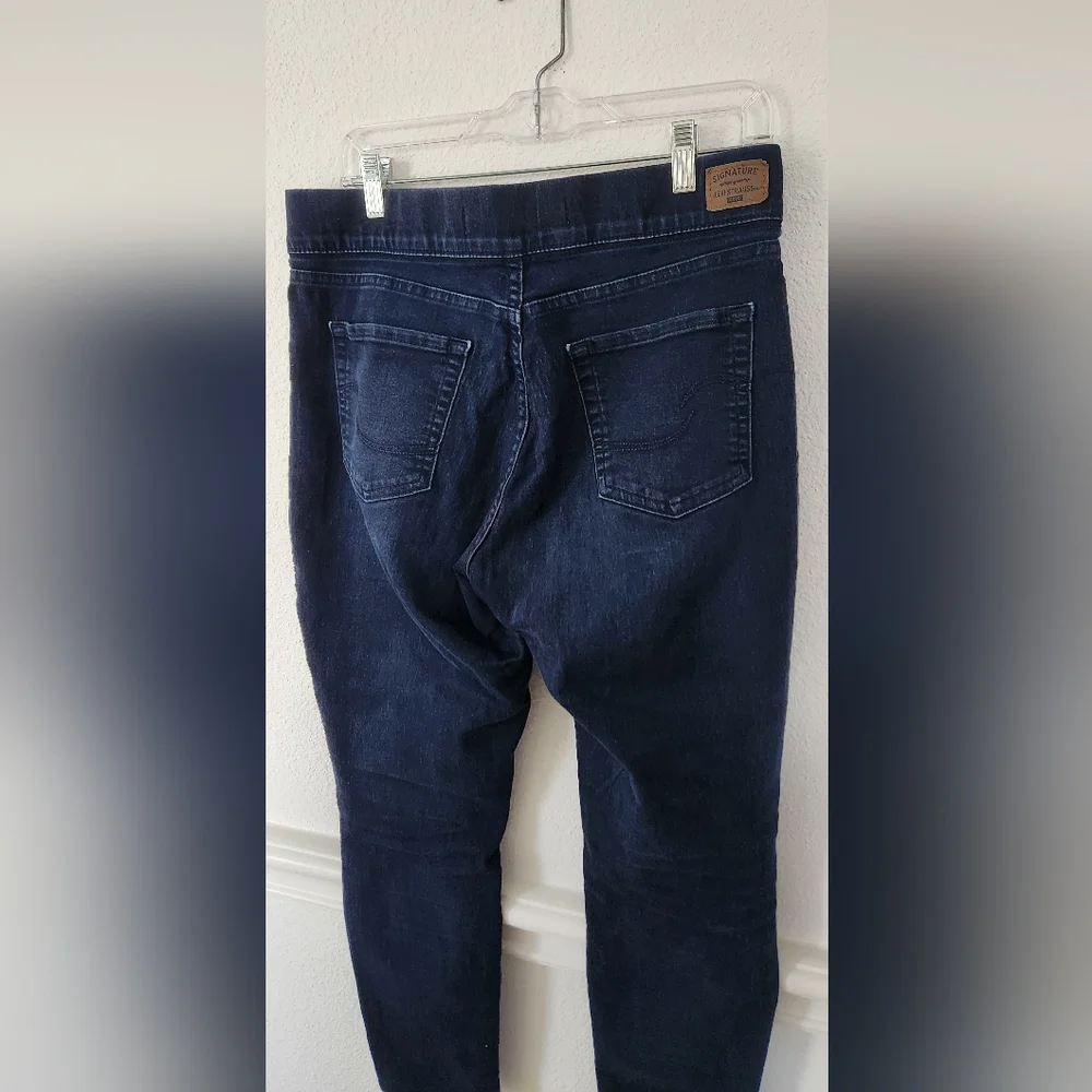 Signature by Levi Strauss & Co. Women's Totally Shaping Pull-on Skinny Jeans, 31